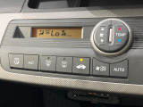 【オートエアコン】一度お好みの温度に設定すれば、車内の温度を検知し風量や温度を自動で調整。暑い&hellip;寒い&hellip;と何度もスイッチ操作をする必要はありません。快適な車内空間には必須の機能ですね♪