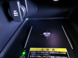 置くだけでワイヤレス充電可能です。12V電源ソケットも設置しております。周辺機器の充電にご利用頂けます。