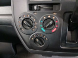 シンプルで使いやすいマニュアルエアコン。適切に操作することで快適な車内環境を保つことができます。