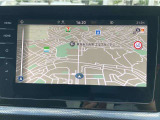 スマートフォン用アプリ[Apple CarPlay][Android Auto]対応の純正ナビ Discover Pro を装備、ラジオ、地デジTV、Bluetoothハンズフリー通話にも対応。