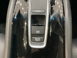 セレクトレバーの下に電子制御パーキングブレーキがあります。スイッチひとつで、停車した地点の傾斜などをシステムが検知・判断してブレーキ力を自動的に最適制御し、しっかり停車できるパーキングシステムです。