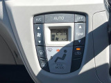 【オートエアコン】一度お好みの温度に設定すれば、車内の温度を検知し風量や温度を自動で調整。暑い&hellip;寒い&hellip;と何度もスイッチ操作をする必要はありません。快適な車内空間には必須の機能ですね♪