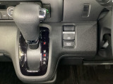 CVT車のセレクトレバーです。低速から高速まで、変速ショックのないスムーズな走りと、エンジン効率のよい領域を維持して燃費にも貢献します。サイドブレーキはスイッチ操作の電子制御パーキングブレーキです。