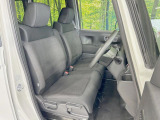運転席まわりには十分なスペースがあり、大柄な方でもゆったり運転していただける環境です。