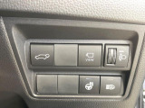【パワーバックドア】スマートキーや運転席のボタンを押すだけでリアゲートが自動で開閉します!荷物を持っている時や、高い位置にあるバックドアを閉める際に便利な機能です♪