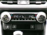 使い勝手の良いオートエアコンを装備しています。オートボタンは、風量・風向きを自動で調整し、より快適な室内空間が保てます。