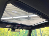 【ガラスルーフ】大型のガラスルーフ搭載で車内の解放感が一気にアップ!開放的なドライブをお楽しみいただけます。