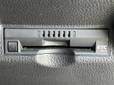 【ETC】有料道路を利用する際に料金所で停止することなく通過できる、ETC車載器(ノンストップ自動料金収受システム機器)が装備されています。セットアップを行うことで利用可能になります。