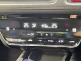 【オートエアコン】一度お好みの温度に設定すれば、車内の温度を検知し風量や温度を自動で調整。暑い&hellip;寒い&hellip;と何度もスイッチ操作をする必要はありません。快適な車内空間には必須の機能ですね♪