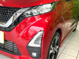 【LEDヘッドライト】悪天候や夜間走行時も良好な視界を確保し安心して運転できる高輝度LEDヘッドライトを装備!点灯速度が早く、消費電力も抑えられています。