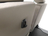 助手席シートバック荷物フック。手荷物をサッとかけたり、車内の置き傘やボックスティッシュの吊るし収納としても便利にお使いいただけます。