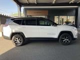 【ホイールアーチ】台形ホイールアーチはJeep伝統のデザインです。採用している理由は諸説ありますが、オフロードを走行する際にタイヤとボディが干渉しあわないよう配慮した作りにするためとなります。