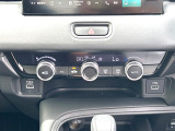 【オートエアコン】一度お好みの温度に設定すれば、車内の温度を検知し風量や温度を自動で調整。暑い&hellip;寒い&hellip;と何度もスイッチ操作をする必要はありません。快適な車内空間には必須の機能ですね♪