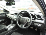 ★運転席まわり★大きなフロントガラスで見晴らしよく運転しやす設計と、広くてゆとりのある運転席。楽な姿勢で座ることが出来るので長時間の運転でも疲れにくいですし体もぶれにくく工夫されています。