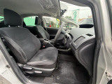 足元もゆったり、車内も広々快適です!もちろん助手席への移動も楽々可能です!