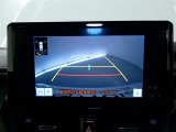 バックガイドモニター付き。車両後方の映像をナビ画面に表示し、駐車などの後退操作をサポートします。