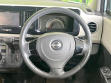 インテリアに合わせたデザインのステアリングは、運転される方のことも考え、運転しやすい形状、大きさです。是非一度、実際に触ってお確かめください。