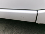 運転席側ロッカーパネルにキズがあります。