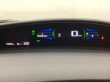 デジタル表示のスピードメーターを大きく配した見やすいメーター部になっています。左側のインフォメーション画面でオドメーターや燃費などの情報を確認できます。