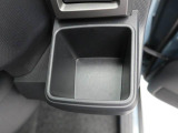 【カップホルダー】エアコン吹き出し口下部に設置されていますので使いやすさバッチリ!運転席から手の届くちょうどの位置です!