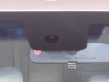 【エマージェンシーブレーキ】走行中に前方の車両等を認識し、衝突しそうな時は警報とブレーキで衝突回避と被害軽減をアシスト。より安全にドライブをお楽しみいただけます。