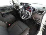 シンプルで使いやすいデザインの運転席です。
