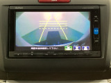 バックでの車庫入れも安心です! リアカメラが付いているバックモニター付のナビを装備しております。操作線もついており距離感も画面から確認できます。