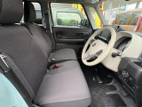 フロントシートはベンチシートです。インパネシフトで足元は広々。運転席と助手席はウォークスルーできます。