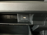 【USBチャージャー】スマホ等の充電ができるUSBチャージャーが装備!長時間のドライブには必需品です♪