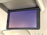 【フリップダウンモニター】大画面モニターで後席でもエンタメをお楽しみいただけます。小さなお子様にも大人気の装備です♪