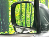 【ブラインドスポットモニター】走行中、ドアミラーの死角になりやすい箇所に後続車が接近するとサイドミラー付近に警告を表示、ドライバーに注意喚起をしてくれます。