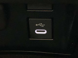 こちらのクルマはUSB接続コネクタも装備されています♪スマホの充電などにお使い下さい。ご旅行中での充電切れも、これなら心配いりませんね!