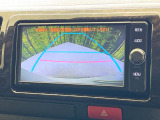【バックカメラ】駐車時に後方がリアルタイム映像で確認できます。大型商業施設や立体駐車場での駐車時や、夜間のバック時に大活躍!運転スキルに関わらず、今や必須となった装備のひとつです!