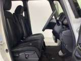 女性でも運転がしやすいように、シートの高さ調整機能(シートリフター)がついています。運転席と助手席の間が空いている為、助手席側への移動がスムーズです。交通量の多い道でも助手席側から乗り降りができます。