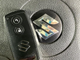 【キーレススタートシステム】カバンやポケットに入れたままでもドアの施錠・解錠が可能なスマートキーを装備。エンジンのオン・オフ時もカギを取り出す必要が無いからとっても便利です♪