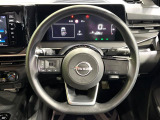 インテリアに合わせたデザインのステアリングは、運転される方のことも考え、運転しやすい形状、大きさです。是非一度、実際に触ってお確かめください。