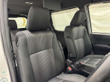 高いホールド性で運転姿勢が安定します。長距離ドライブでも疲れにくいのが魅力です。