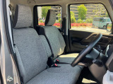【フロントシート】高めのヒップポイントで見晴らしが良く、運転もしやすいですよ◎運転席アームレストがついているので長距離運転時の疲労軽減になりますよ◎