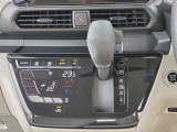 運転席より操作性の良いシフトレバーと、オートエアコンのスイッチ等の画像です。