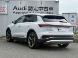 Audiのリヤディフューザーは、車両の後方での空気の流れを整え、乱流を減少させることで、走行安定性を向上させます。またスポーティで洗練された外観を提供し、全体のスタイルに一体感を持たせます。