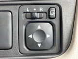 【電動格納ミラー】サイドミラーは電動格納式となっており、狭い駐車場でもキズがつくリスクを抑えられます。