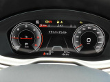 重厚感と安定感があり、同時にダイナミックさも備えるAudiの走り。機能やデザインが革新的なメーター。