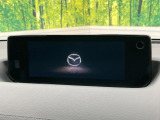 【8.8インチマツダコネクト】車内の雰囲気にマッチした大型のディスプレイ。スマホ接続でのナビ使用やBluetooth再生等、様々な機能が楽しめます。直感的なダイヤル操作が可能で、使い勝手も良好です。