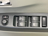 【電動格納ミラー】サイドミラーは電動格納式となっており、狭い駐車場でもキズがつくリスクを抑えられます。
