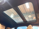【パノラマルーフ】大型のガラスルーフ搭載で車内の解放感が一気にアップ!開放的なドライブをお楽しみいただけます。