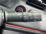 【オートライト(AUTO)】外の明るさをシステムが感知して、自動でヘッドライトが点灯します。ヘッドライトをつけ忘れを防ぐ便利機能です。