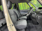 運転席まわりには十分なスペースがあり、大柄な方でもゆったり運転していただける環境です。