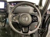 ハンドルにHondaセンシング系のクルーズコントロールやレーンキープアシストなどのスイッチと、オーディオの操作スイッチが装備されています。ハンドルから手を離さず安全に操作できます。