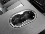 後席にもドリンクホルダーを備えており、ご乗車される方にも快適な空間をご提供します。