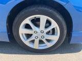【純正16インチホイール】純正設計ならではの美しいデザインと精密な仕上げで、車両全体のスタイリングを引き立てます。